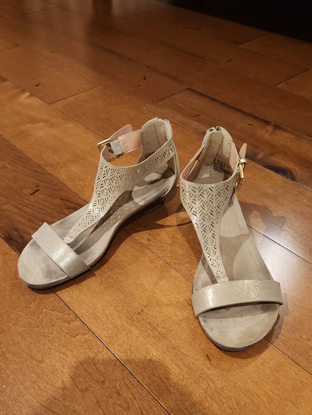 Kenneth Cole Reaction Gold/Nude Laser-Cut T-Strap Sandals